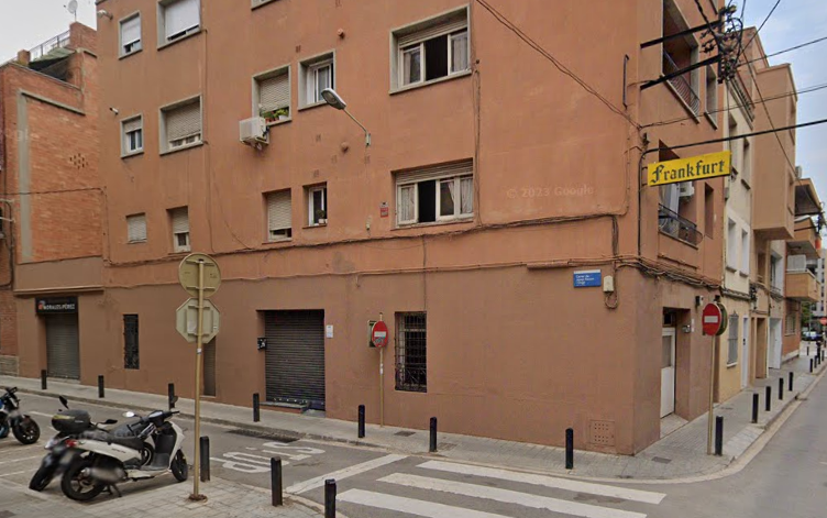 50% del Local comercial, en Calle Almirall Vierna, 22 de Cornellá de Llobregat, (Barcelona). FR 32058 RP Cornellá de Llobregat.