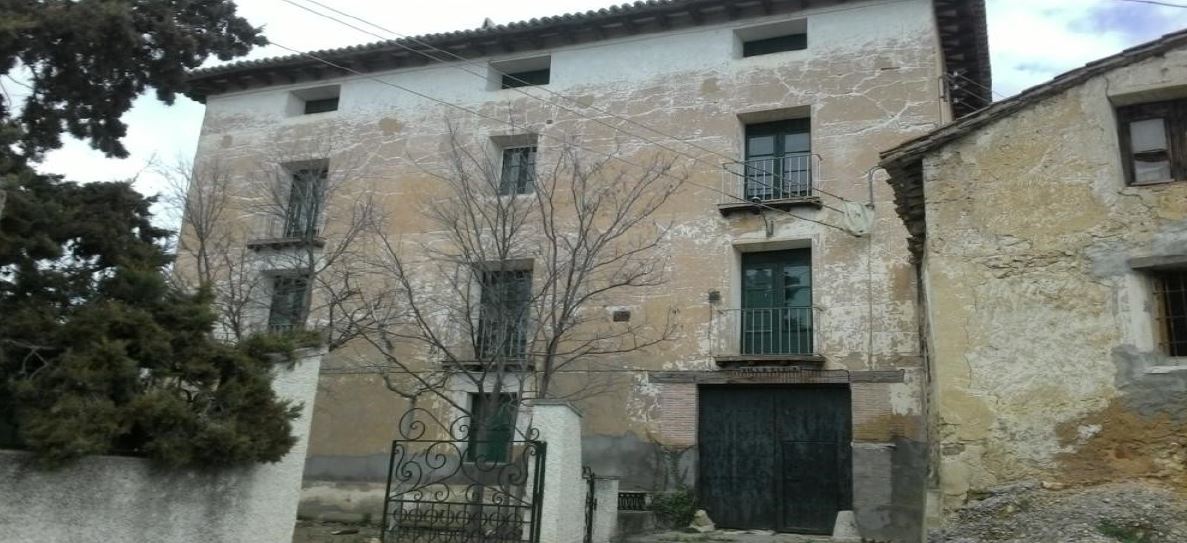 12,5% de la nuda propiedad de la casa con solares sita en el Paraje de Valdepeñas-Calatayud, de Calatayud ()Zaragoza), y derechos hereditarios sobre el 50% de dicha finca. FR 8820 RP Calatayud