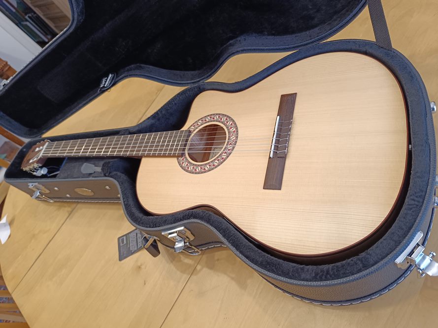 Guitarra artesana modelo Cutaway FC