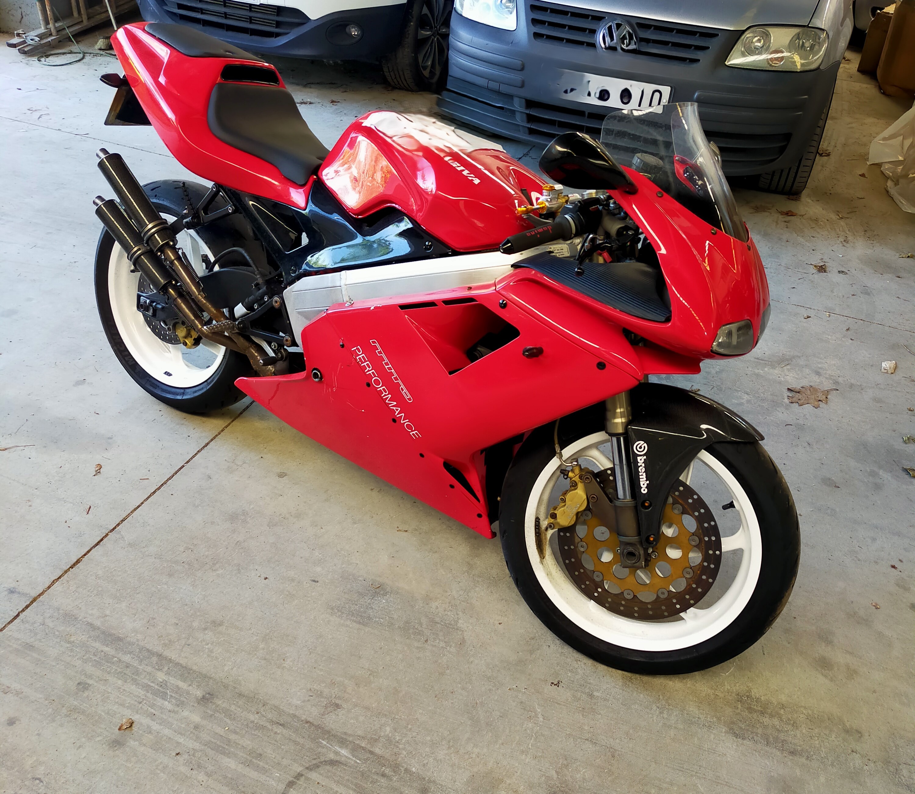 Motocicleta matrícula 2161-BHN