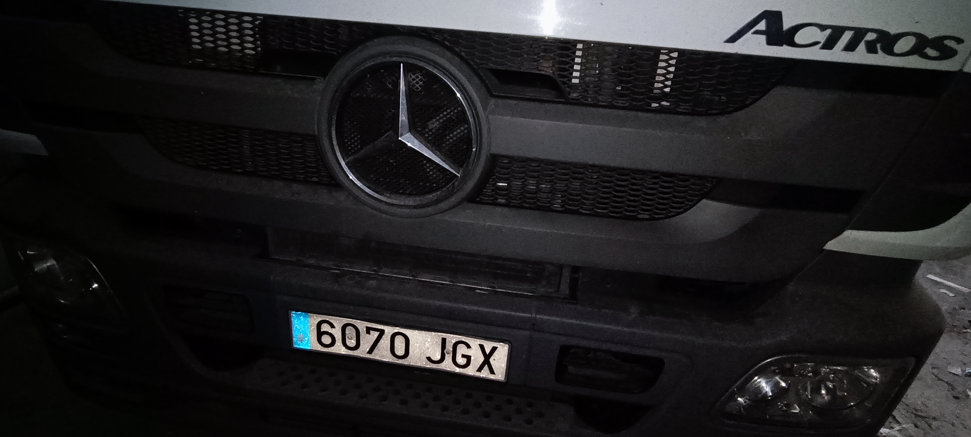 Camión portacontenedores Mercedes-Benz modelo 2546L 6X2 matrícula 6070-JGX