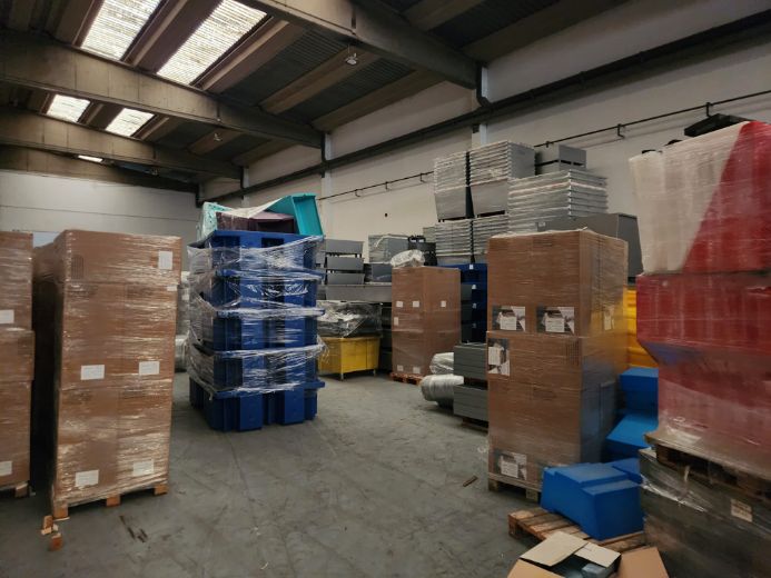 Lote de maquinaria, utillaje, existencias, mobiliario y equipos procesos información.