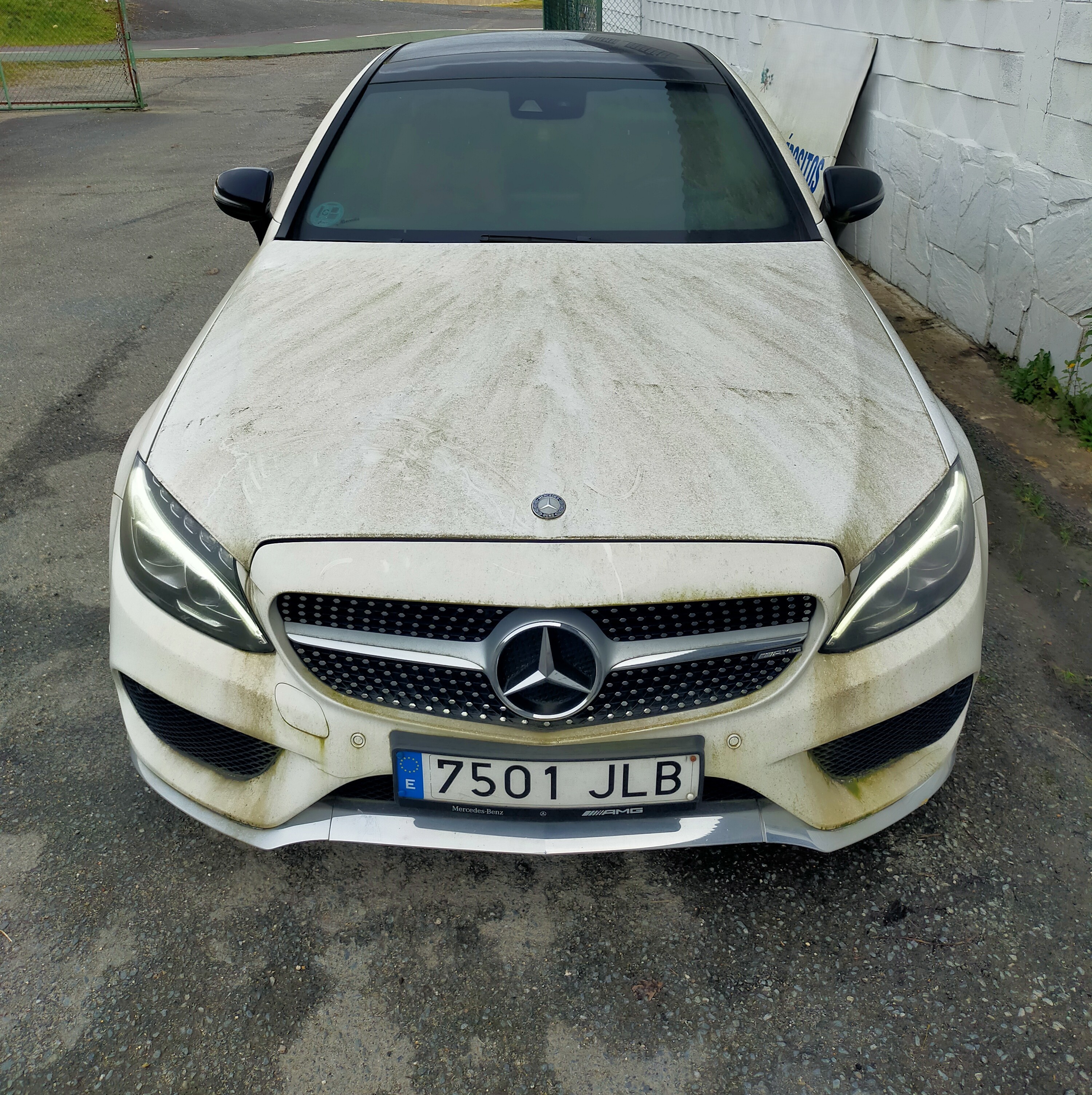 Turismo Mercedes-Benz matrícula 7501-JLB