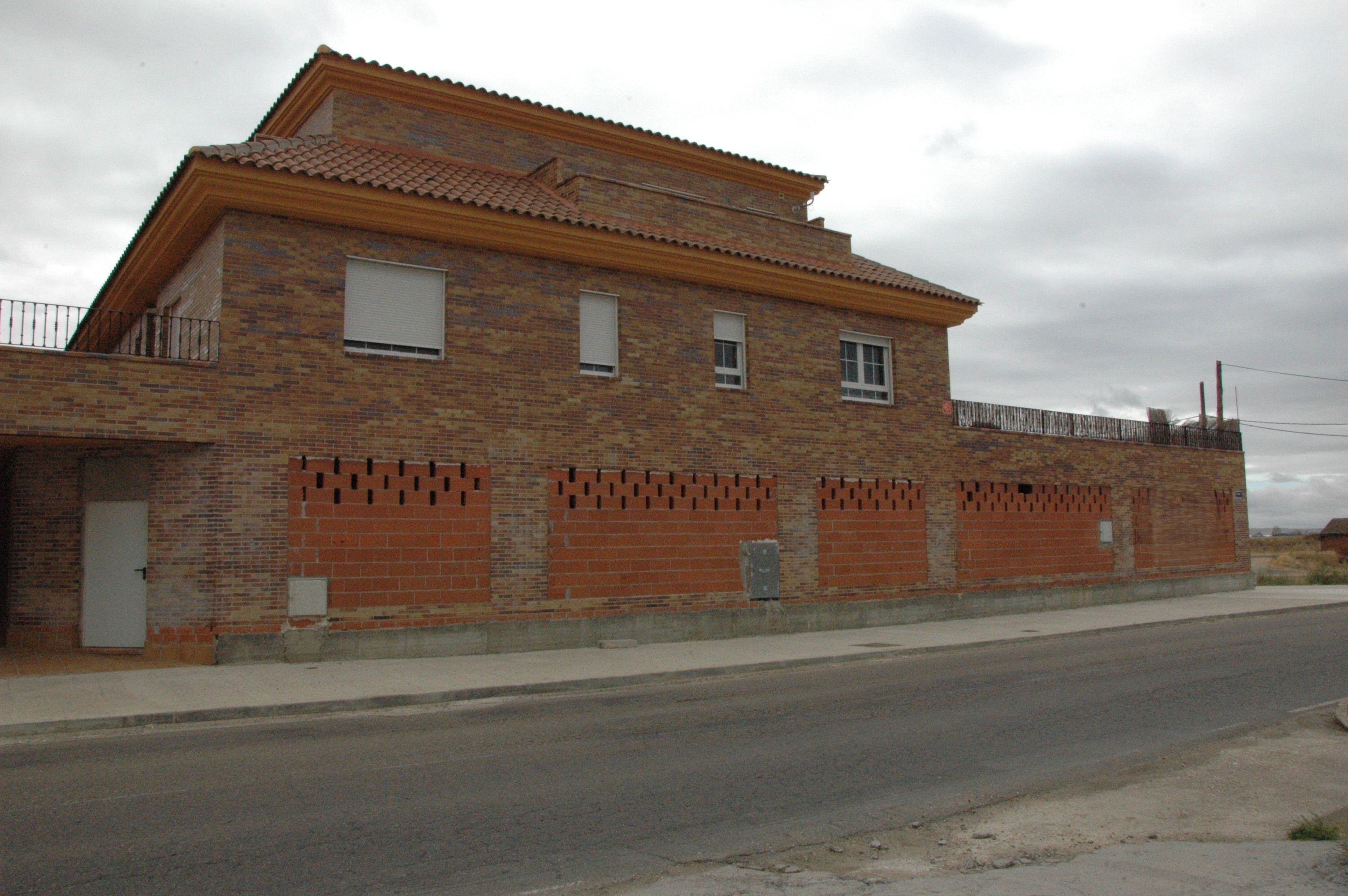 Lote compuesto por locales, viviendas, plazas de garaje y una rústica en Babilafuente, (Salamanca). Inscritas en el Registro de la Propiedad Peñaranda de Bracamonte