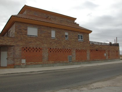 Lote compuesto por locales, viviendas, plazas de garaje y una rústica en Babilafuente, (Salamanca). Inscritas en el Registro de la Propiedad Peñaranda de Bracamonte
