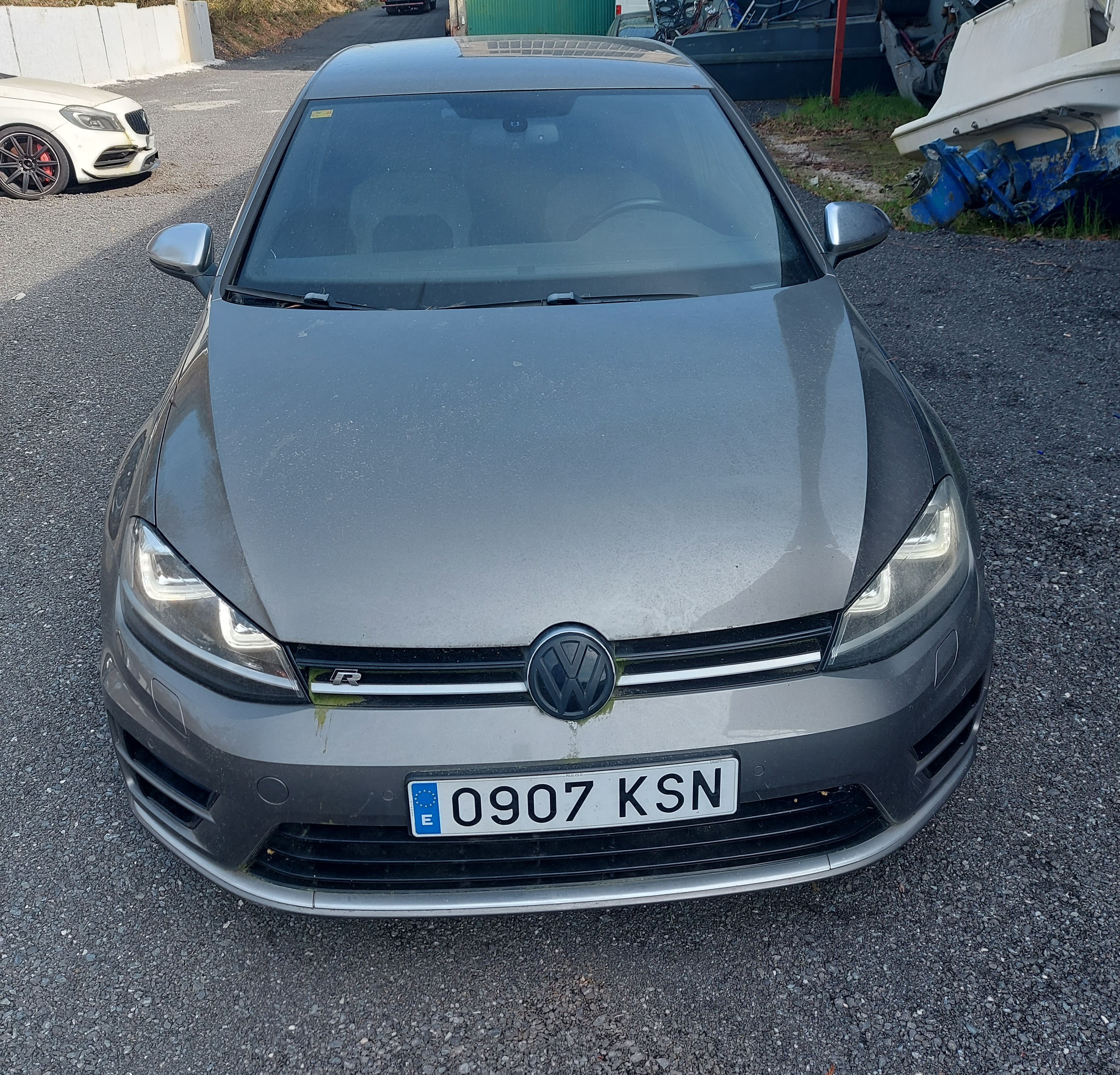 Vehículo Volkswagen Golf matrícula 0907-KSN